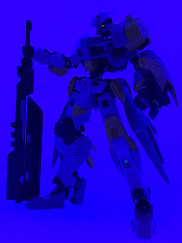 ブラックライトでじんわり光る