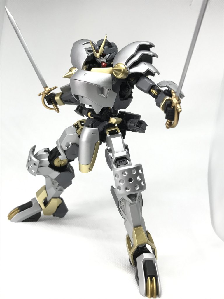 鉄血世界では心許ない細身のサーベル、、