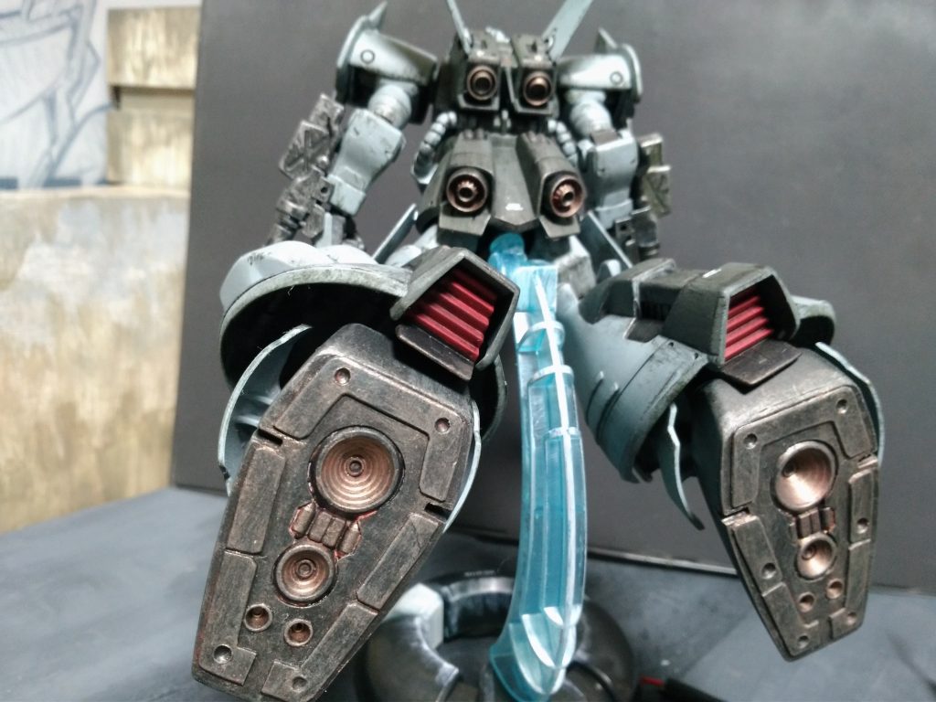 リアビュー。各バーニアを交換したほかエッジを薄く立て、またノズルを二重構造にして情報量を増やしました。
足裏はHGUCゲルググの足裏パーツをトリミングして移植、周囲はプラ板でそれらしく靴底を作っています。