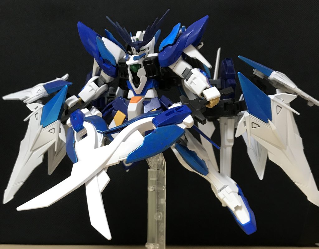 変形機能は無くしてしまったのですが、剣を使う時は羽が下へ可動してラッシュポジションになります。