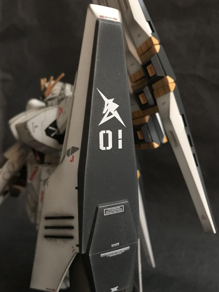 成型色の濃いパーツはタミヤのウェザリングマスターでホコリと金属っぽさを演出。