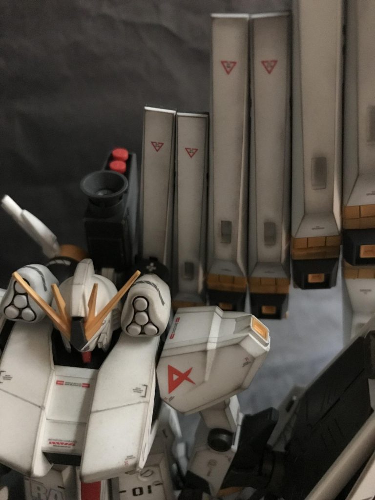 ver.Kaのνガンダムを参考にサードパーティ製デカールをチマチマ貼ってます。