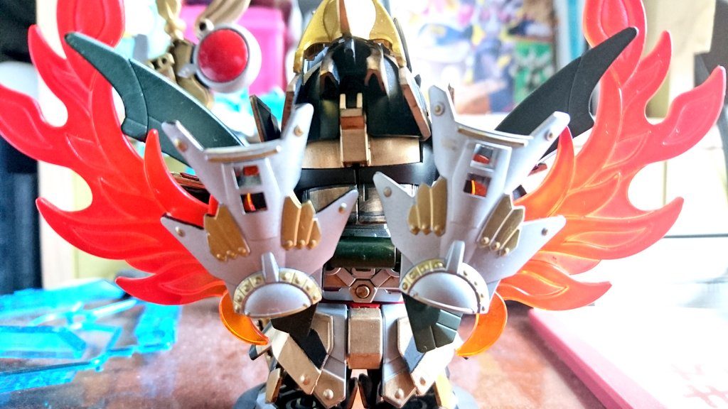 ・鳳凰の翼盾
バックパック。後方からの攻撃を防ぐ他、飛行能力を得る。
使用しない時は翼を小さくできる。