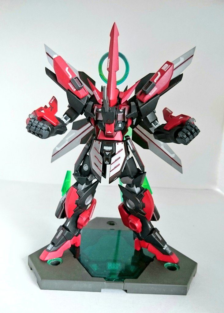 ・基本性能エネルギーを制御し、気(敵影反応)を探ることと特化した「瞑想形態(サーチモード)」。戦闘用にエネルギーを解放した基本形態「速攻形態(バトルモード)」。必殺技を放つ状態に変化する「決着形態(クリティカルモード)」。の三形態を使用する。写真では基本的に速攻形態。・そのた目指したモノはガンダムらしくなさ。スーパーロボット感。頭部・腕・胴体の角(後述)がそれを演出しています。デカールに多々みられる03の数字は俺ガンプラ３号機だからです。