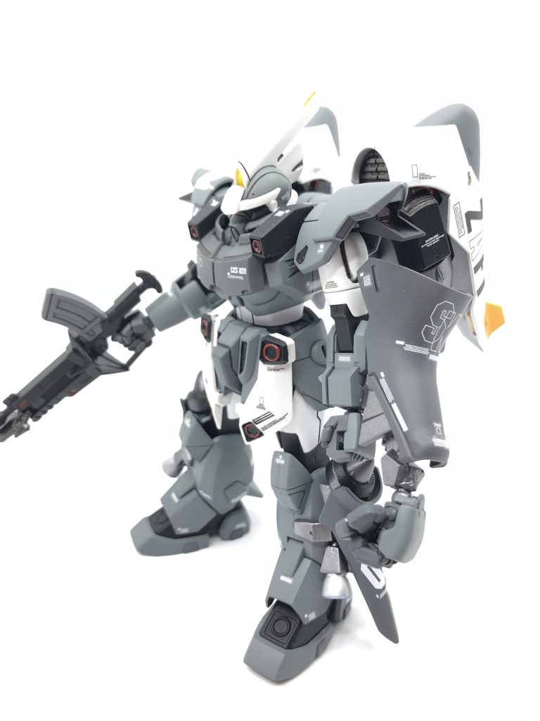 ジンの腕では丸みがあって腕に追加装備がつけられなかったため、左腕の一部をHGデルタカイに変更。
MGバンシィのビームトンファーの先にRE/100ナイチンゲールのマニピュレーターを装着。
外装はMGνガンダムの脚部バーニアの外装を磁石で着脱可能なように加工して装着。