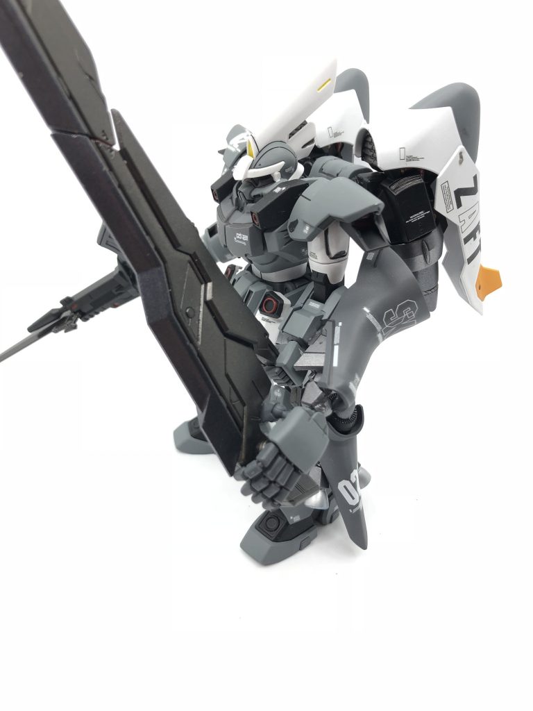 大剣を主腕と副腕両方で持つ形式をとる。
サブナックルはあくまで補助を目的としている。