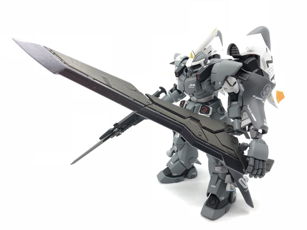 サブナックルの存在により、片手に突撃銃、片手に大剣を装備することを可能にしている。
大剣はMGレッドフレーム改のバックパックとHGガンダムハルートのソードライフルでミキシング。