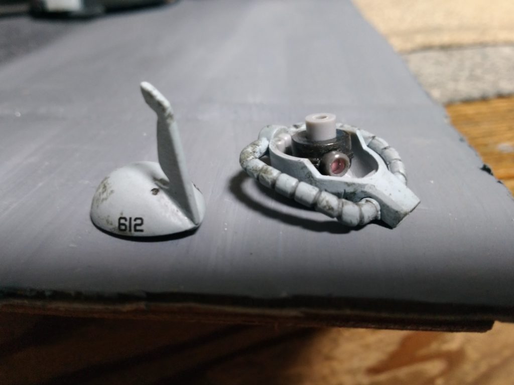 頭部はよくある工作ですがモノアイシールド部を取り去りWAVEのディテールパーツとクリアプラ棒でモノアイを新造。
またアンテナも厚く大きくしています。
グフ系の場合、本来の位置よりもアンテナを
先端ギリギリの位置に配置すると顔全体がシャープになりますね。