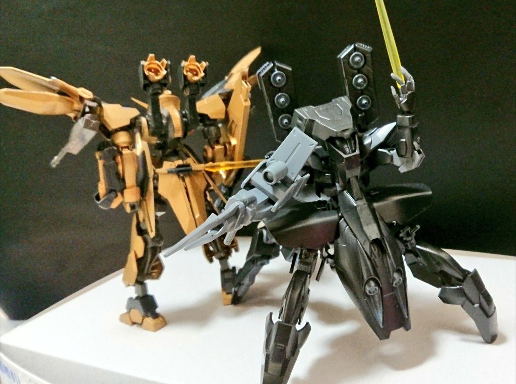 四脚の操縦者がまだ四脚を制作している途中だった頃に、スピューラ・チェイズの開発チームは四脚の操縦者抜きで死角の無い無人機をコンセプトに機体を開発していた。
そして四脚の操縦者は四脚を完成させそれとほぼ同時期に開発チームも理想の機体を作り上げた。
しかし四脚の操縦者は自分の作った機体より優れたファンネルと総合スペックを持った機体に嫉妬し嫌悪感を抱いた、結果四脚の操縦者は自ら孤立しあの開発チームの作った機体を潰す事を1つの目標にした。
しかし目標を潰えずして彼は敗れた。
世界規模のガンプラバトル大会にスピューラ・チェイズと新機体(金色の機体)が参加する事を知り、奴らを一人で倒して面子を潰そうともくろみ自分も大会に参加する。
しかし四脚は新機体(金色)と会う頃には瀕死の状態だった為新機体と遭遇してすぐに蜂の巣にされた。
戦果...。
グレイズ・ロハゴスの撃破。
豪ロディの撃破。
レッドインパルス・エアードの撃破。
レッドインパルス・エアード&ブルパップ・グレイズとの戦闘により中破。
シュヴァルベグレイズ・アドゥンに不意を突かれ大破。
金の機体、雷光(レイコウ)に撃ち抜かれ再起不能になる。