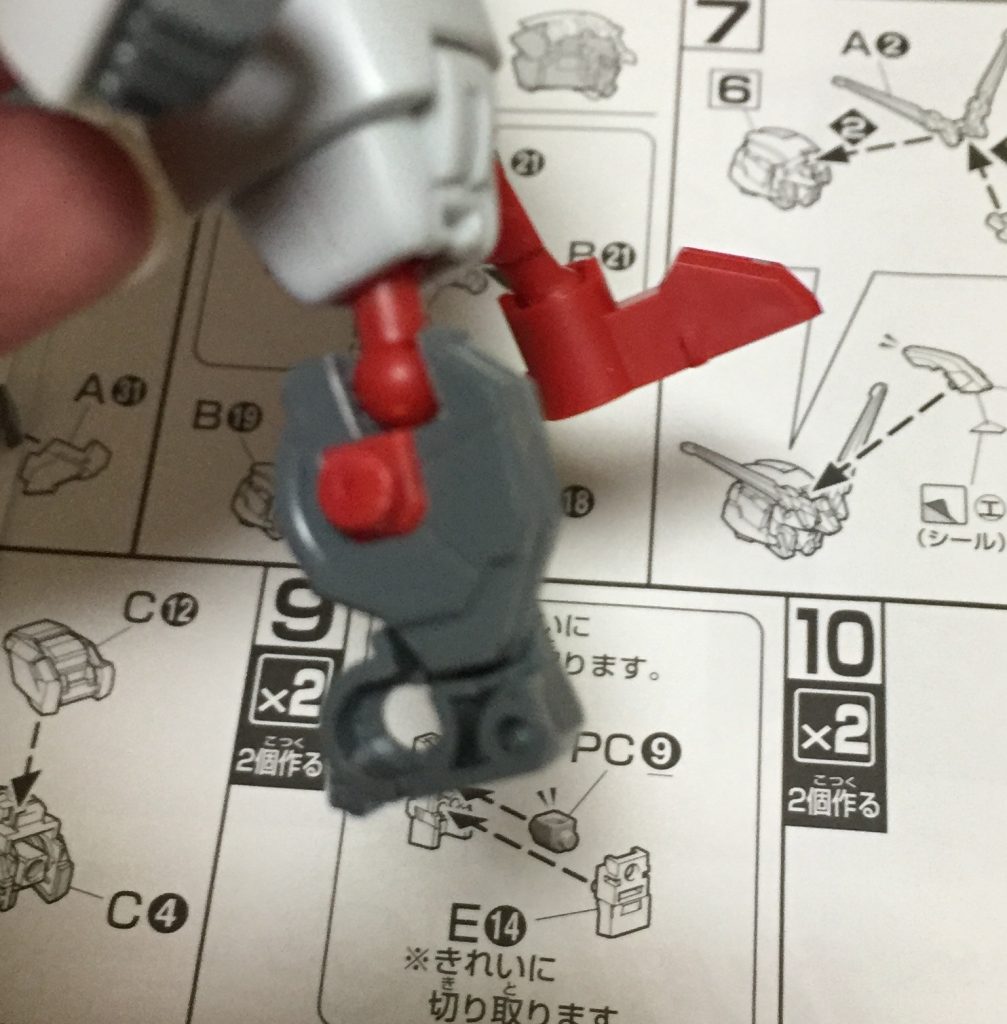 また膝のジョイントに関しては画像と少し違うのですが、
まずは画像のようにHGユニコーンの膝部分を切り取り。
切り取った箇所に別途用意したCSフレームの足首ジョイントを移植しました。
上記画像の状態でCSフレームの足首ジョイントを移植しても、
スカスカで密度がない感じが目立ってしまうので、
膝の接続部前面にHGユニコーンのアンクルアーマーを移植して見栄えを優先しています。