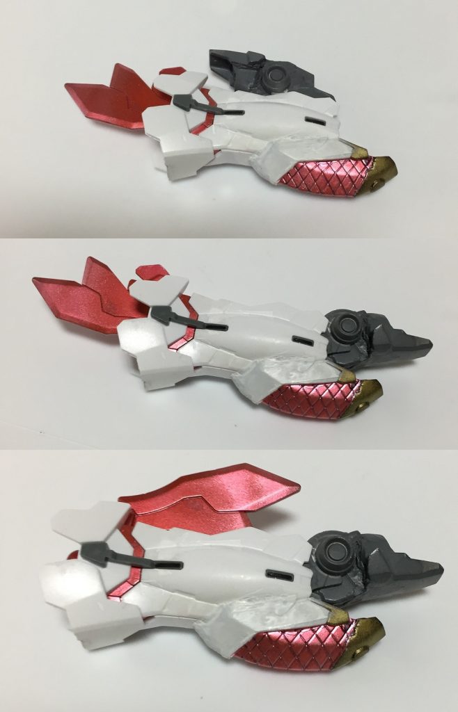 今回一番どうするか悩んだのはリアルモード時の脚の加工です。
脚と膝のベースにはHGユニコーンの物を利用。
膝のサイコフレーム、背面に来るバーニア部分は未使用です。
八鳥の羽に当たる部分を回転軸ごとHGユニコーンの足首へ移植しています。
膝部分に関しては可動を制限するピンを切りとばして画像の箇所まで曲がるようにしています。