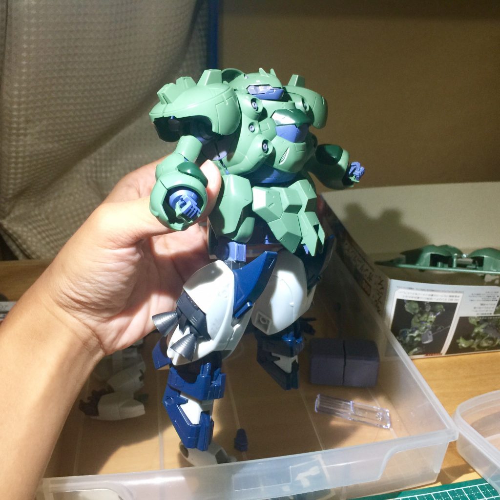 太もも部分を加工して、ハディガンの脚部とミキシングしています。