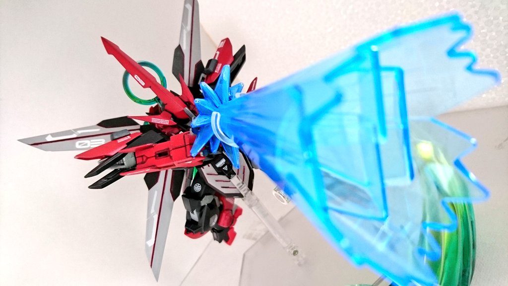 ・「気力光砲 ヴァンビーム(きりょくこうほう-)」気力弾をチャージして放つことで一定時間照射される光線に変化する。発射前後に隙があるので多用はできない。