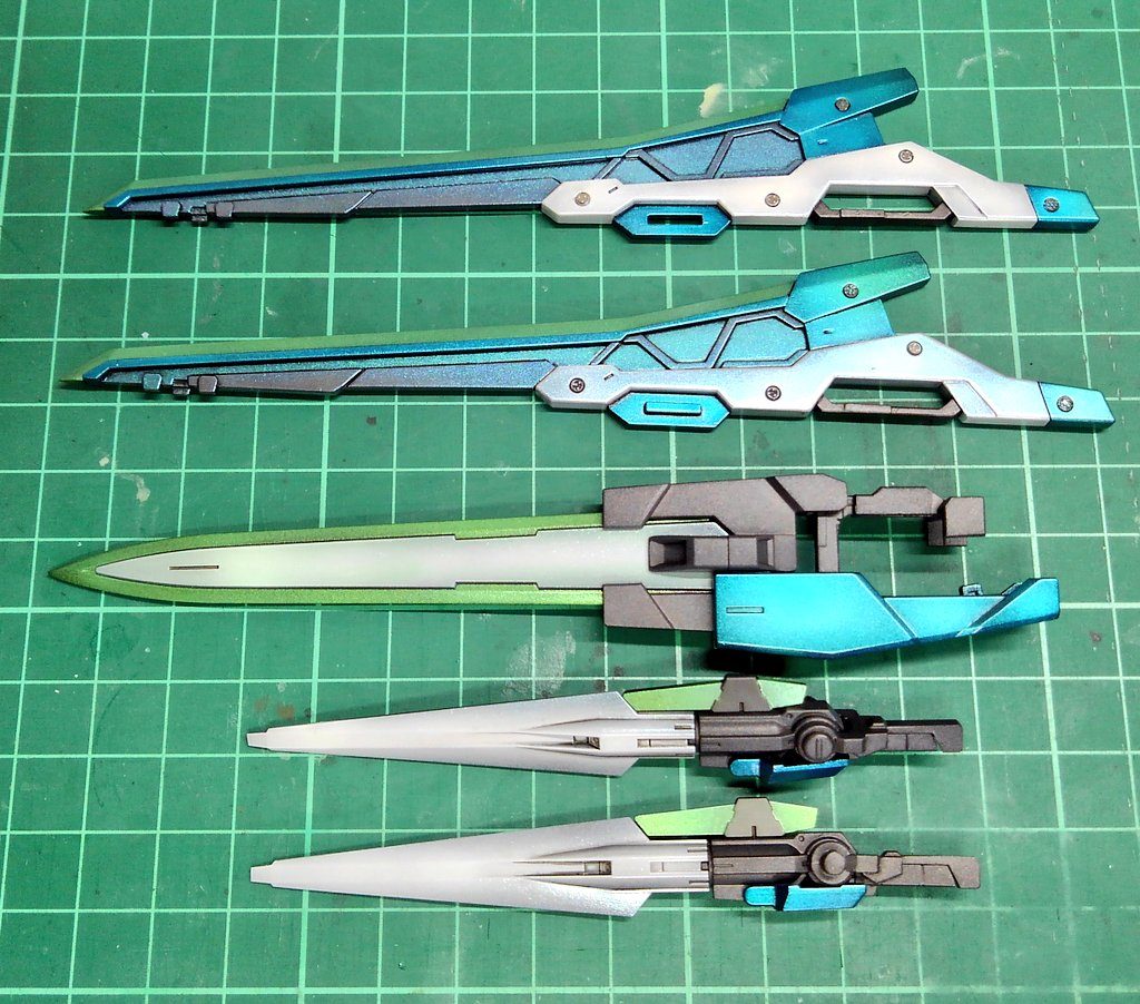 GNバスターソードⅢは、モナカ状のパーツなので、マスキングを駆使し塗り分け。