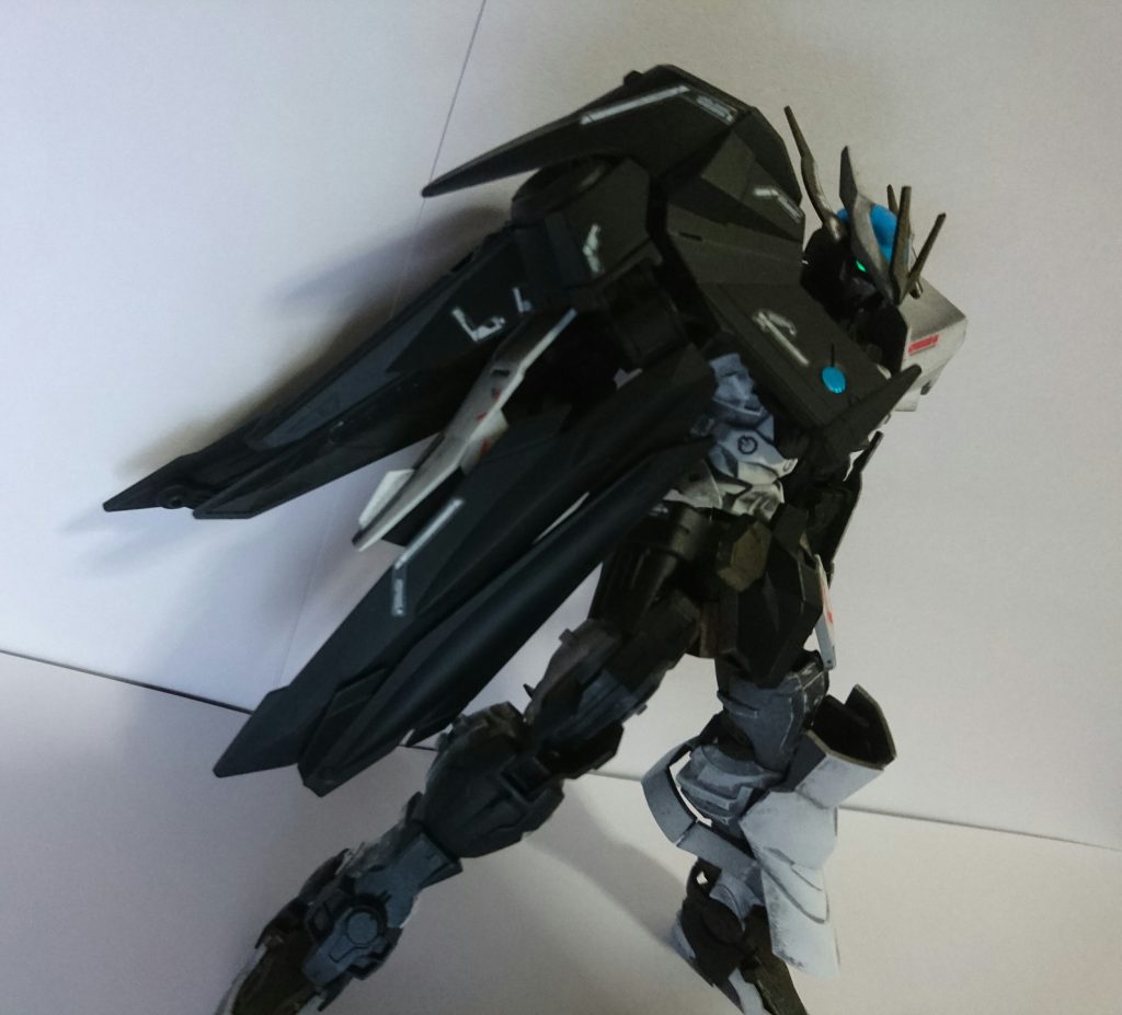 メインカメラにRGのデカールを使用し、さながら光っているようにしました。