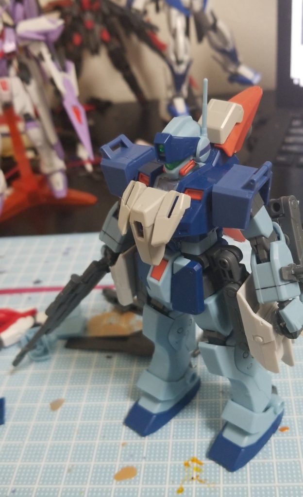 ケルディムガンダムサーガの余ったパーツを胴につけて、肩はBD2の余りのパーツ、バックパックはスローネツヴァイの足の甲のパーツを付けている
腰と左腕はバトルアームズを使用