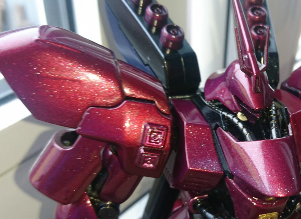 人光と自然光で色が変わります