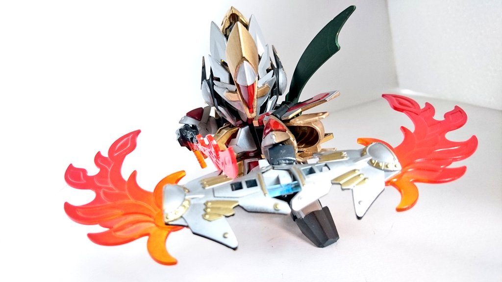 ・必殺技「白銀弓・ナラティブ」
バックパック「鳳凰の翼盾」を展開し、弓にコールした武器をつがえて放つ技。