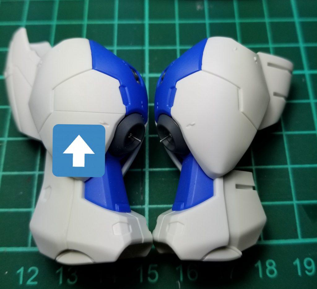 脚部のスジ彫り工作