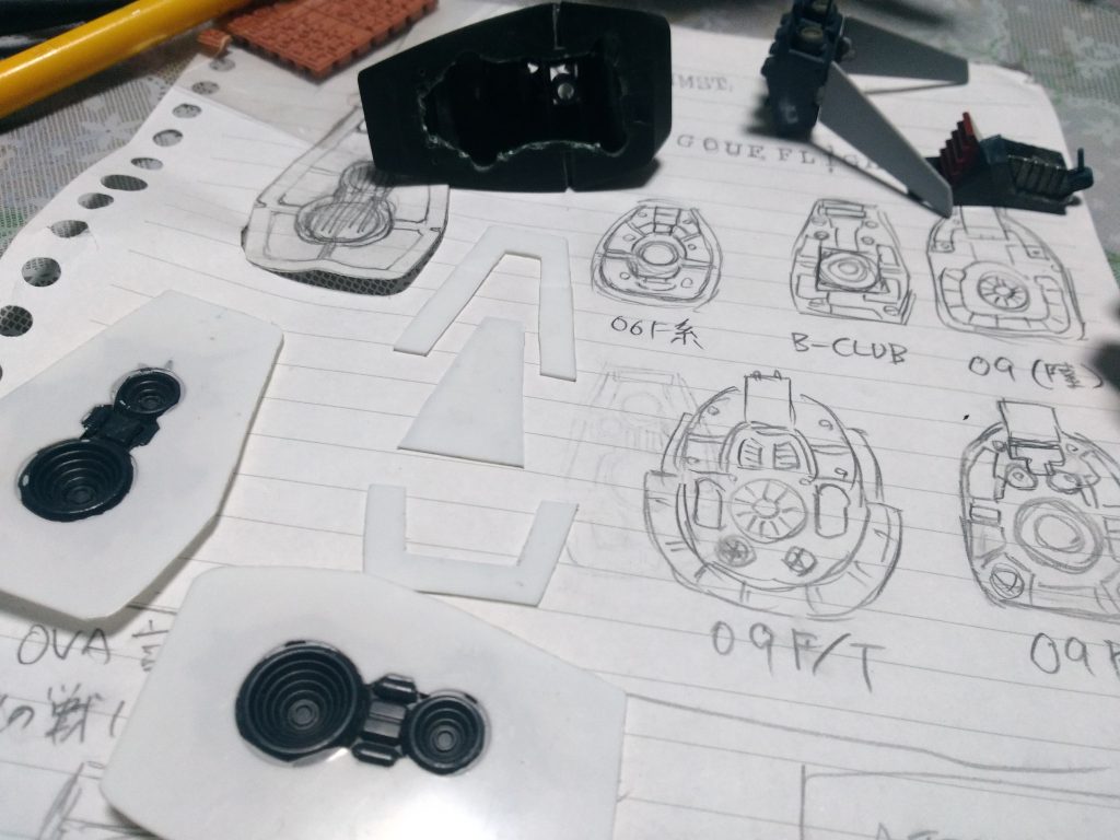 足裏ディテール考案中の図。
歴代HGUCジオン系MSの足底と並べた際に遜色ないようにディテールを調整しました。