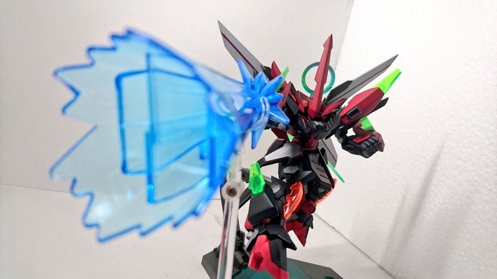 やろうと思えば片手でできる。いわゆるかめはめ波。(写真はデカールを貼る前かつ膝の塗装を悩んでいる時のもの)