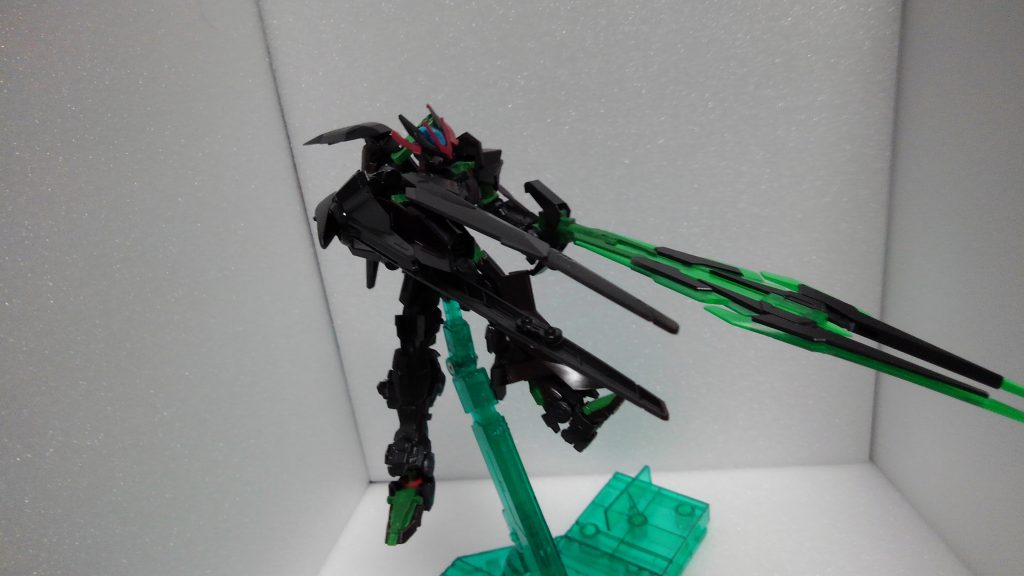 妄想設定

　フォース「フラワーガーデン」リーダー、ダイバーネーム「アス」が作った機体。

　元々GPDファイターでGBN正式サービス開始からの古参。ではあるが、その時は別のアカウントで遊んでいた。
　最初の内はGPDで使っていた愛機で遊んでいたが、「ツバキ」と出会ったのをきっかけに初心に戻り、アカウントを一新し様々な機体で遊ぶようになった。
　その時、作る機体のネタとしてGPDで対戦し、印象に残っていた機体をイメージして作られたのがこのブラックローズである。

　フォース「フラワーガーデン」では、ビルドが苦手なメンバーに、主にアスが作った機体が貸し出されているのだが、ブラックローズだけは上手く扱えるメンバーが見つかっておらず、鑑賞用の棚の中で静かに眠っている。

　アスは女性アバターではあるが、中身は男である。