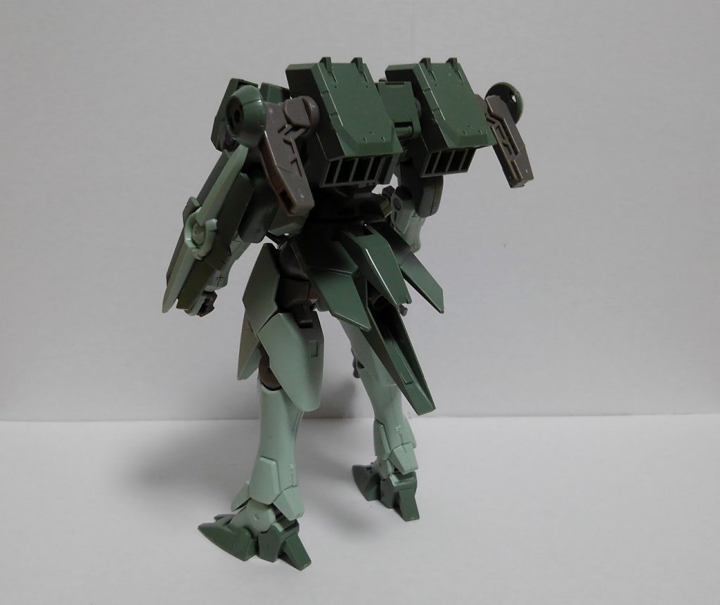 増加粒子タンク内蔵ＧＮバーニア。左右のサブアームにオプション武装を装備する。