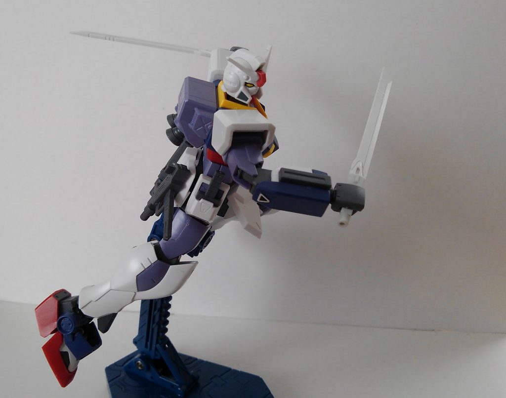 オリジナル武器「ガンダリウムダガー」
日本刀のように刀身が真っ直ぐで細いガンダリウム合金製の実体剣。軽量で通常持ちでも逆手持ちでも扱えるようピクシー専用に開発された。