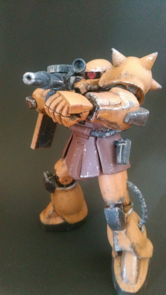 たとえ威力は弱くとも、やはりザクはザクマシンガンを構えているのが一番絵になると自画自賛。