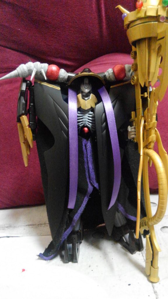 転移魔法の失敗で何故かGBNの世界に来てしまったアインズが造った機体
GBNにいるかも知れないかつてのギルドメンバーに見つけてもらう為にモモンガのアバターをモデルにしている
魔法は主にナイトガンダム物語由来のものを使用可