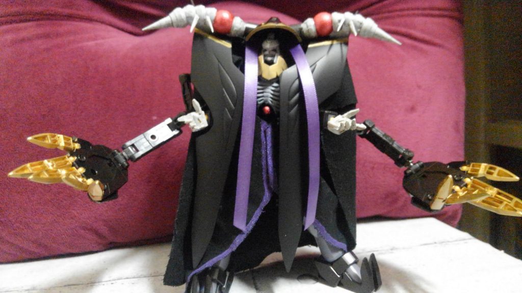 構造上肩が動かせないので接近してきた敵機にはクローアームで格闘戦を行う