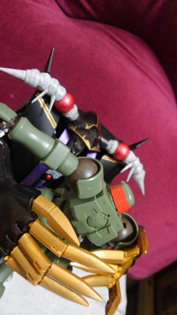 *「剣で死ぬのも、へし折られて死ぬのも、潰されて死ぬのも、同じ“死”だ…!」*
アニメでのさば折りシーンが印象的でしたがガンプラならこれくらい派手な方がいいと思いました
本体の腕だと届かないし(笑)