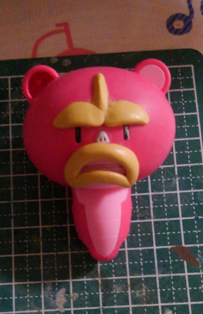 顔です。エポパテでプチッガイの口の周りのパーツに沿ってくちびるを作り、まぶたを付けました。この状態の時は我が家では「浜田ッガイ(ダ○ンタウンの)」と呼ばれてました。