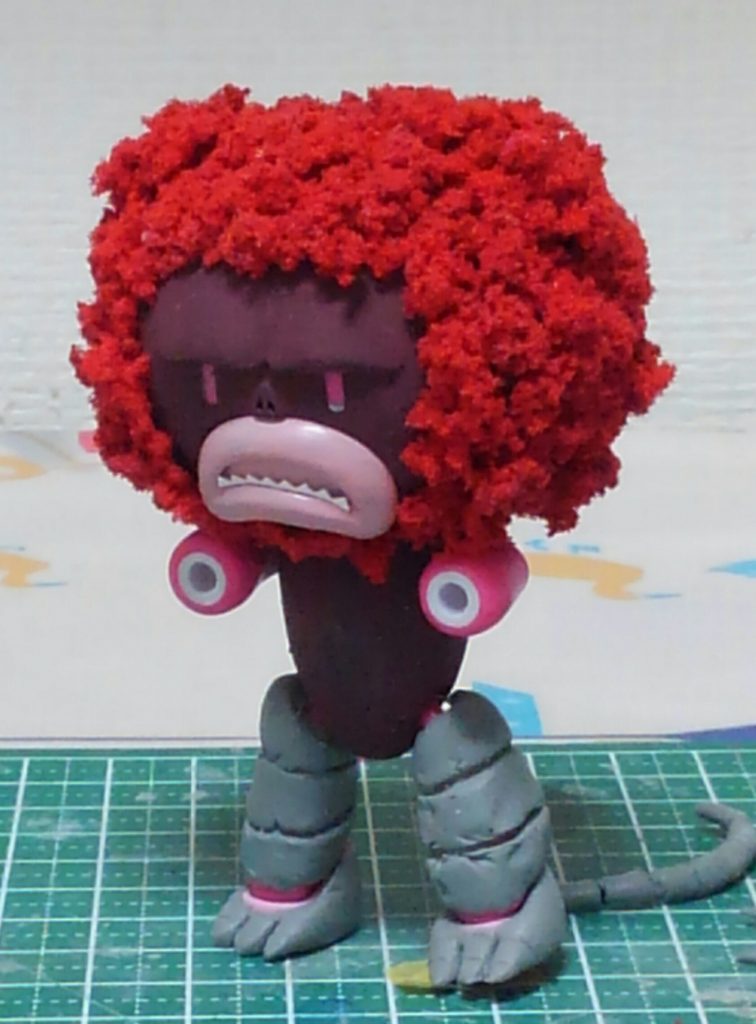 試しに頭だけモジャモジャにした状態。
ちなみにこの状態の時は我が家では「オバチャンッガイ」と呼ばれてました(笑)
腕は短くしてポリキャップを埋め込みました。
塗装はタミヤの水性アクリル筆塗りです。