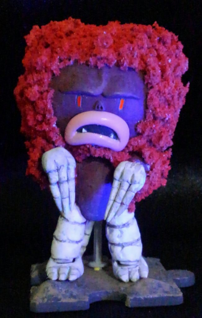 ブラックライトを当てると目の色を変えて怒ります(笑)
ちなみに目にはガンダムマーカーの赤を薄く塗ってます。