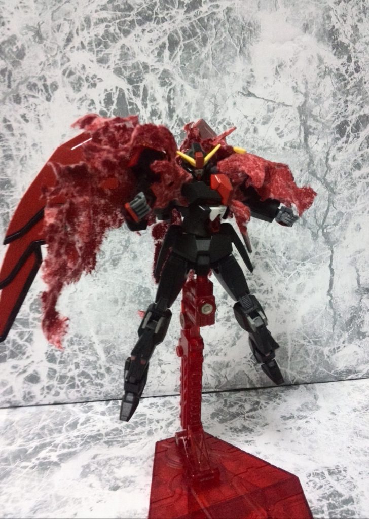 カイザーセラフィムは
紅のGNフェザーが現れる