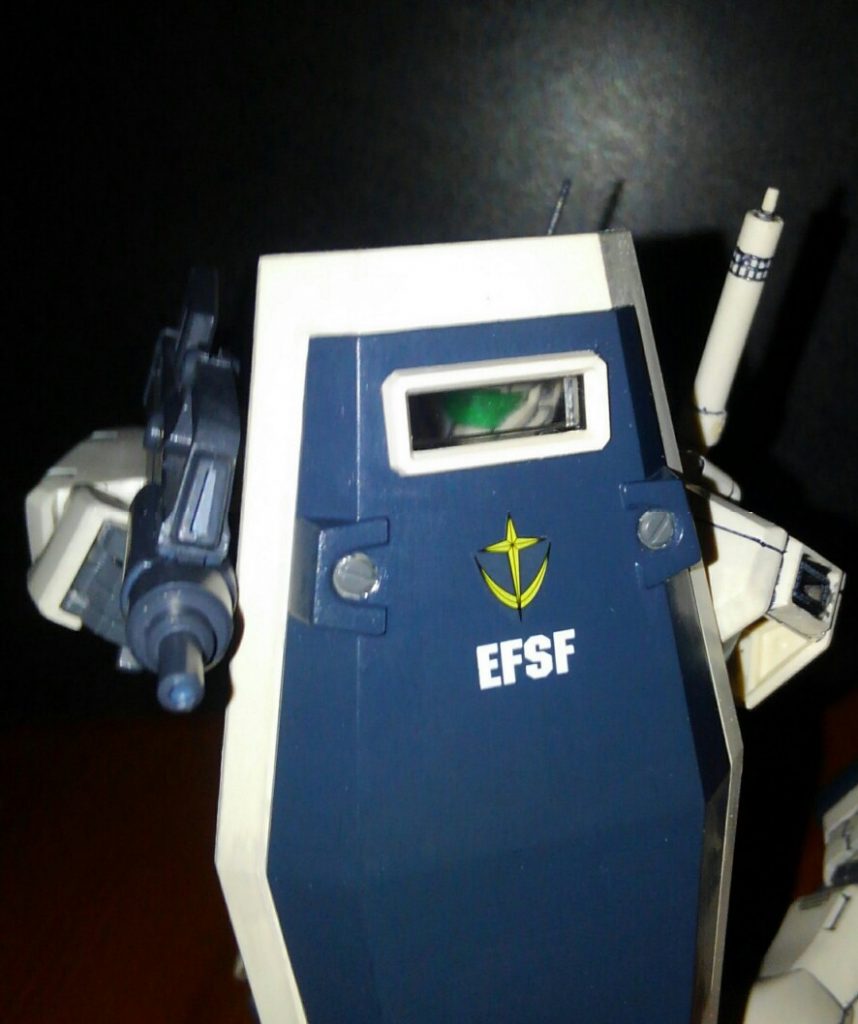 シールドの覗き窓もクリアパーツで防護バッチリ。
でも使ってる描写って殆んど無いですよねコレ。