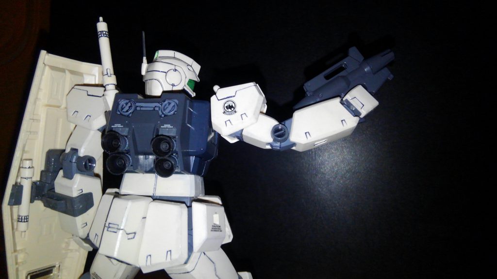 最近のMGと比べると可動域が狭いですが値段安めで銃器等の小物も凝ってるので良キットだと思います!