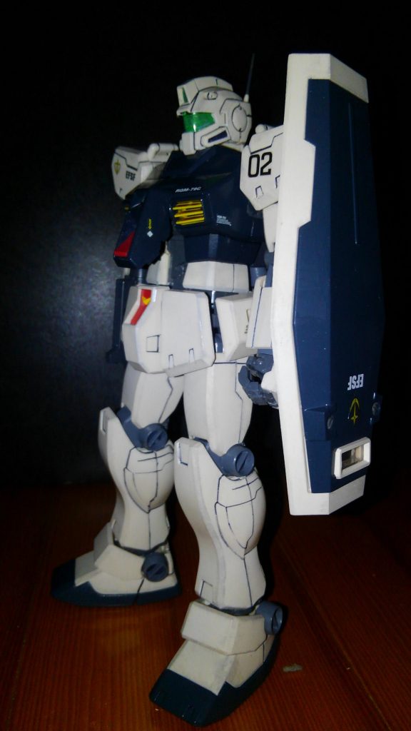 相変わらずの筆塗り全塗装です。
エッジ部にドライブラシの要領で汚しに挑戦してみたりしてます。