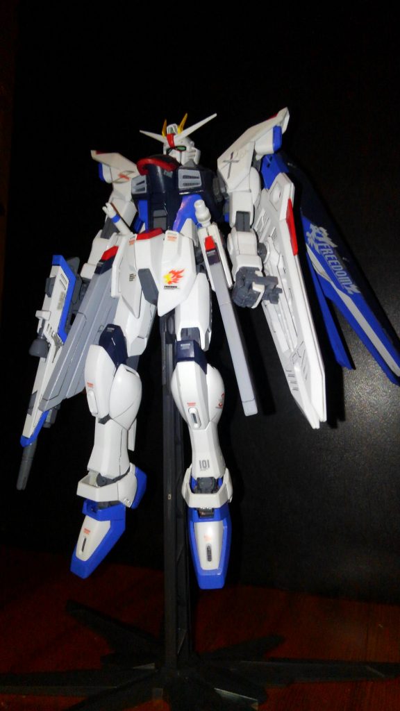 流石にMGは御値段がアレなのでアレコレ弄るには勇気が足りませんでした。・゜・(ノД`)・゜・。
よってガンダムカラーのフリーダムセットで筆塗りです(笑)