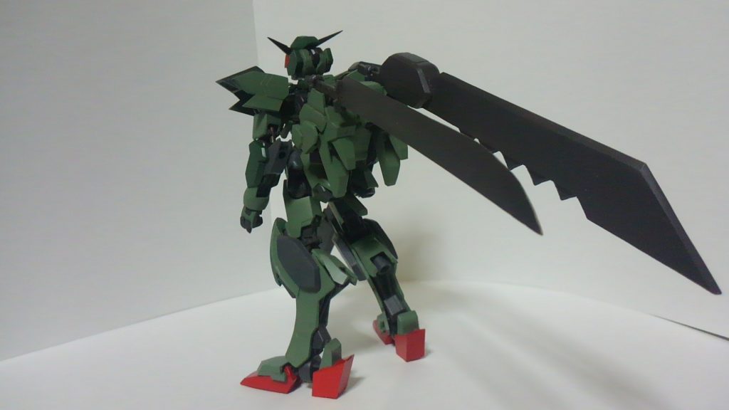 背面。
武器は3種で、うち2種の刀は背中のサブアームで保持しております。