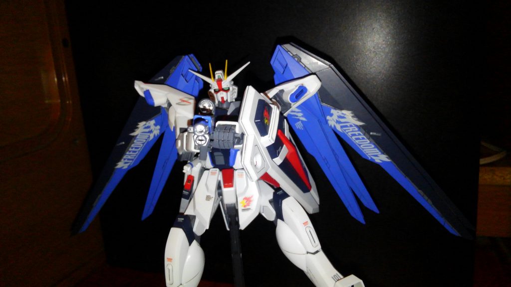 羽根はやっぱり広げてなんぼのデザインですね!
閉じるとこんなにゲフンゲフン(汗)