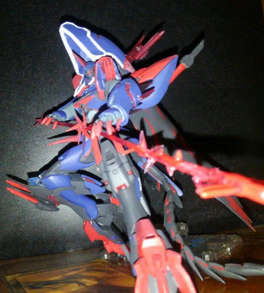 抉り穿つ鏖殺の槍(ゲイ・ボルク)。
本機の持つ主兵装である。
ルーン魔術によりビーム粒子を宝具の形に固定している為投擲兵器としても使用可能。
放たれれば過程を無視して「直撃した」結果を引き寄せる因果逆転の効果も健在である。