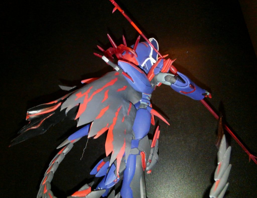頭部にはオルタニキの特徴とも言えるフードを。
背中には0.3mmプラ板をトーチで炙ったマントを着けました。
首廻りの赤モフは塗装で代用してトゲトゲについてはフェギュアスタンドアームを削り込んでビームサーベルの先端で盛り付けしてます(・∀・)