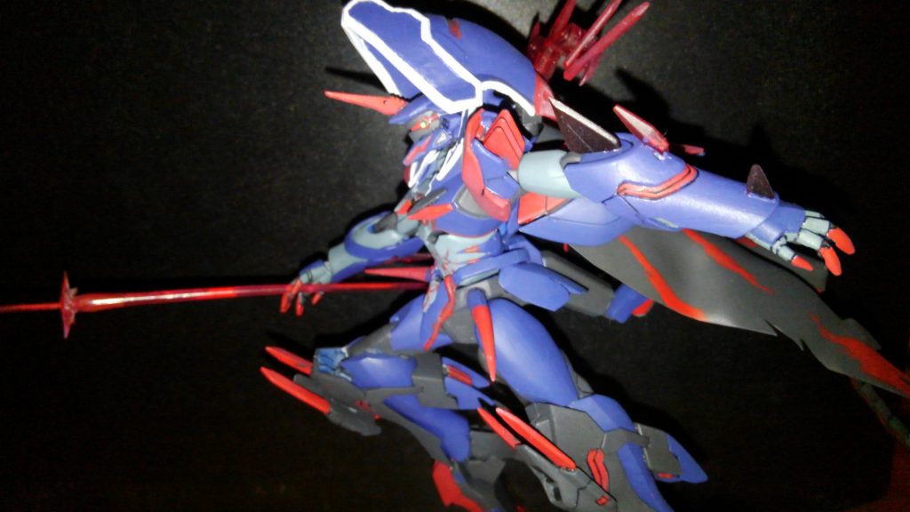 ギラーガの高い機動性・火力をルーンの加護により増幅させた機体である。
しかし契約した英霊の持つ高い霊基により操縦は不可能。搭乗者との意思疎通により機体が自動戦闘を行う。
本機は相手を殺すための存在であるという考えがあり、それ以外のことについては関与しない、という強い意志を持つため、不可能ではないと思えるのならばどんな無茶な命令にも逆らわないが、戦闘に関する内容以外の命令には全く応じない。
まさに名称のとおり狂戦士である。