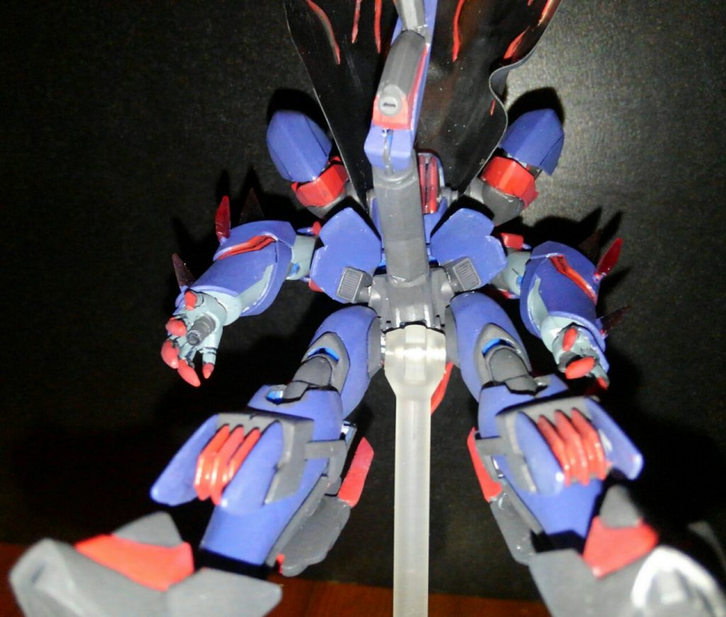 マントの裏地は艶消しブラックと余ったパテを用いた赤いラインで(　´∀｀)b
腰アーマーの基部の肉抜き穴が目立ったので角ダクトで蓋しています。
足もつま先パーツを踵に持っていきハイヒールに。つま先は何かのパーツに踵の爪を刻んだものを盛り付けました。