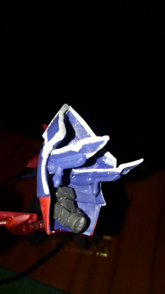 フード基部には可動軸とイリジウム磁石を用いているのでポージングに余裕があります。
因みにコレ、1/100サンドロックカスタムの肩アーマーと思われます（・□・；）