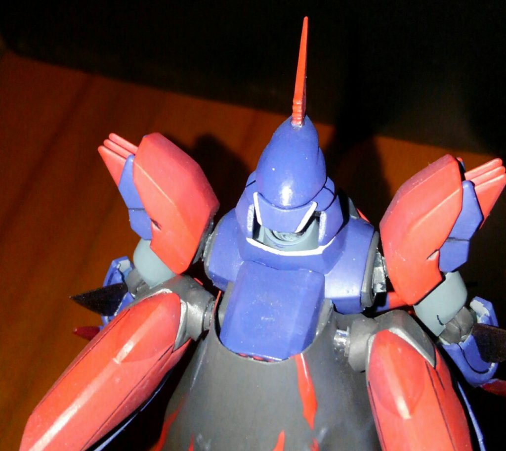 邪魔な耳（？）はスッパリ切ってスマートに。
角は某1/100アーマーシュナイダーを削り込み接着！
某ヒートホーンみたいな使い方もできるかもしれない・・・？