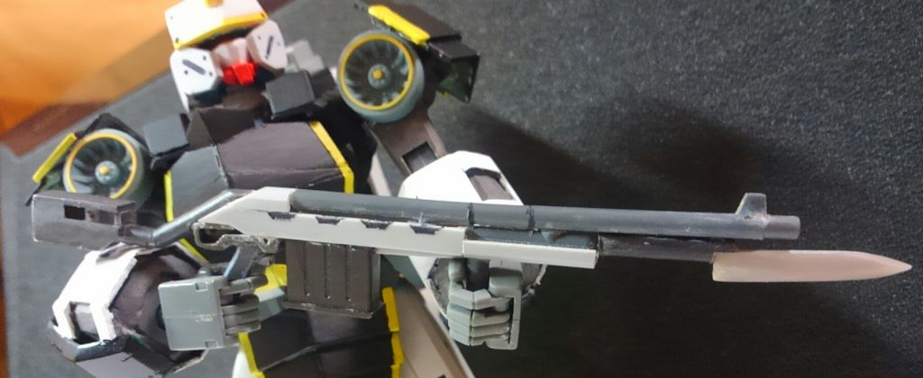 メイン武装の防神製大型猟銃「鬼火」。
遠距離からの狙撃が失敗し、相手に間合いを詰められた時用に、先端には小型ナイフが付いている。