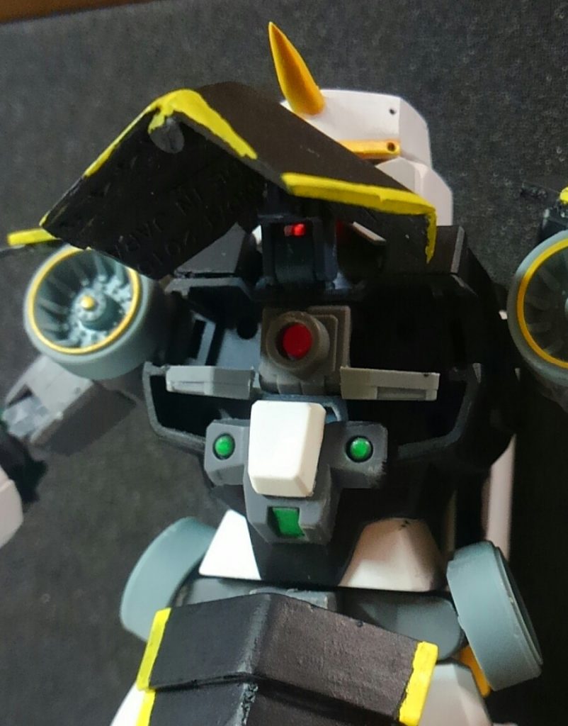 コックピットハッチは胸部装甲ごと開閉するタイプで、内部には中央に炉心を挟んで操縦席が2つ設けられている。